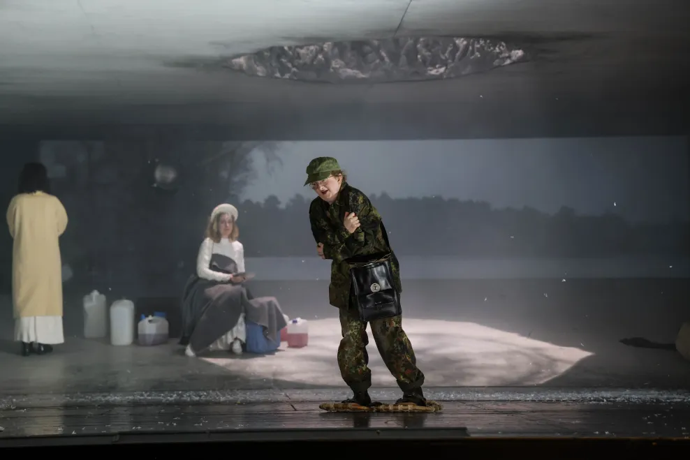 Eine Person in Militäruniform geht über die Bühne.