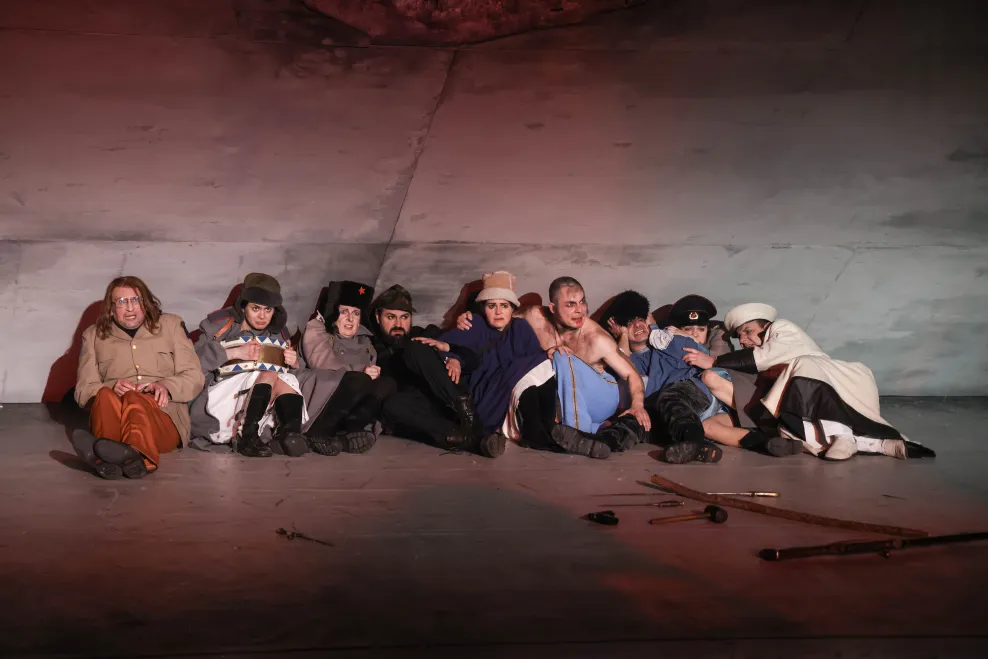 Der Chor sitzt in einer grauen Spalte.