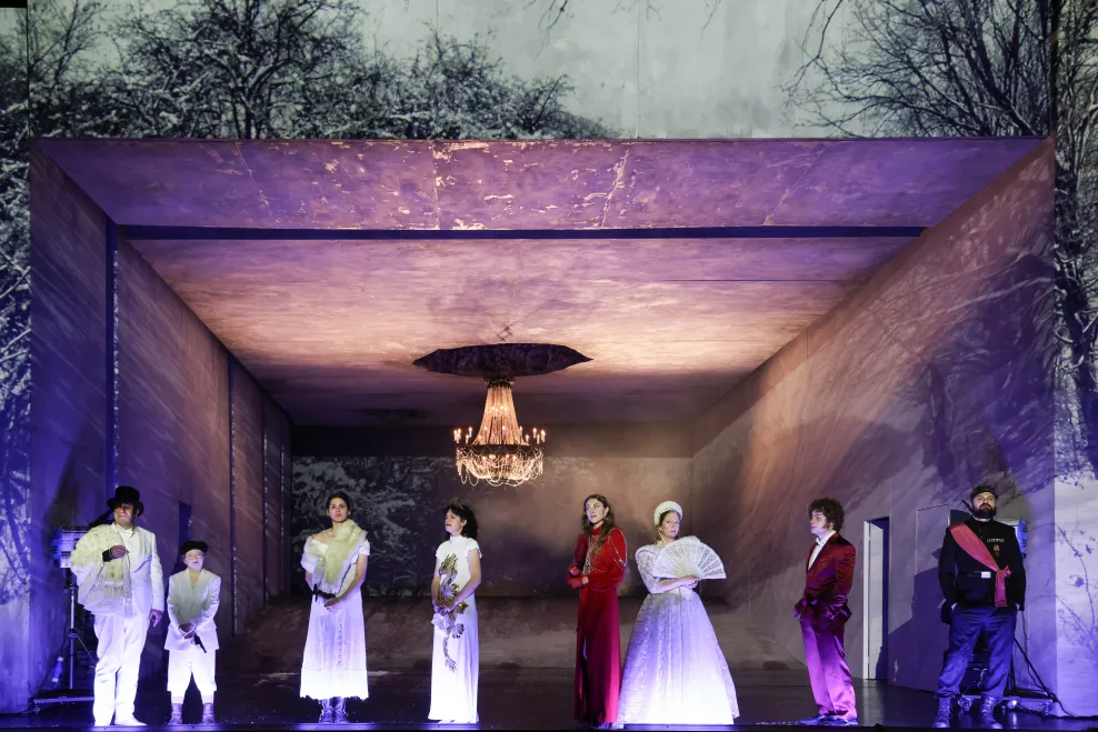 Mehrere Personen stehen unter einem Kronleuchter.